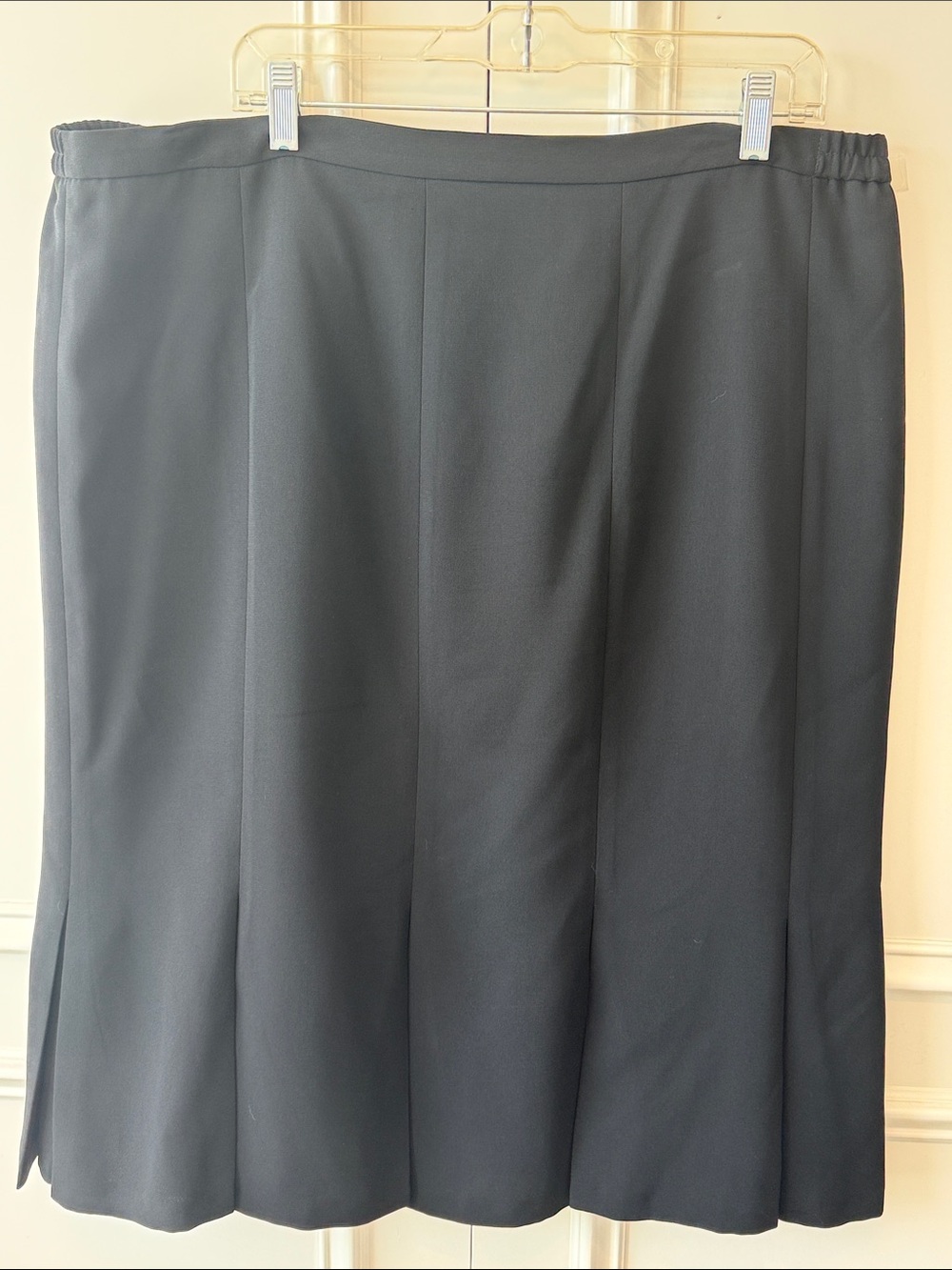Jones Studio Black Pencil Skirt with Subtle Pleats
